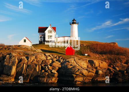 Le petit phare victorien Nubble se dresse sur Neddick point sur la rive rocheuse près de York Maine en Nouvelle-Angleterre Banque D'Images