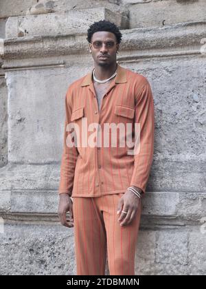 Basketteur Jaren Jackson tenue de style de rue sur la place Piazza della scala avant le défilé Zegna Banque D'Images