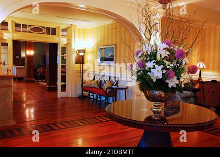 Un grand bouquet de fleurs sert de pièce maîtresse dans le hall d'un hôtel classique Banque D'Images