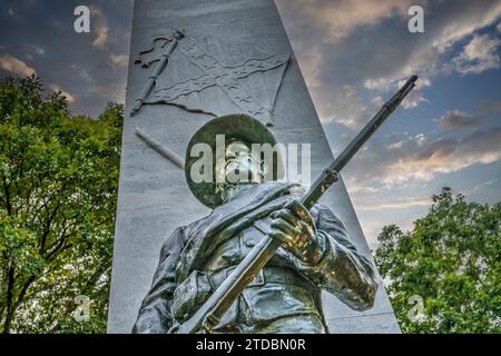 Statue de soldat et drapeau de pierre sur le Mémorial confédéré au champ de bataille national de fort Donelson à Dover, Tennessee. Banque D'Images