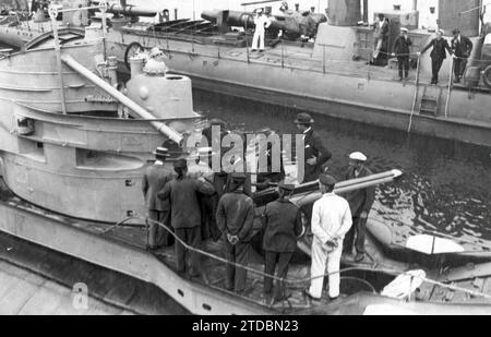 06/30/1918. Dans le port de Santander. L'ambassadeur allemand (X) visitant le sous-marin de son pays 'UC 56', en deuxième place, le torpilleur numéro 8, chargé de la garde du navire interné. Crédit : Album / Archivo ABC / Samot Banque D'Images