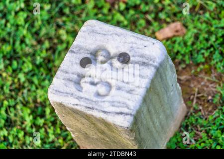 Les pièces de monnaie reposent sur des marqueurs de parcelle tombale dans le cimetière national de fort Donelson à Dover, Tennessee. Banque D'Images