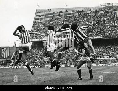 Match Madrid-Betis Atlético disputé au stade Vicente Calderón le 20 mars 1977, valable pour le championnat de première division pour la saison 1976-77. L'Atlético de Madrid a gagné 3-1, avec des buts de Robi, Ayala (de Penalty) et Rubén Cano, pour l'équipe locale, et Mühren, de Penalty, pour les visiteurs. Les attaquants Rojiblancos Rubén cano et bermejo sautent pour le ballon avec les Beticos Gordillo et Benítez. Sous Rubén Cano est Biosca. À la fin de cette saison, l'Atlético de Madrid est couronné champion de la Ligue, et Betis est couronné champion de la Copa del Rey. (Photo Sanz Bermejo). Crédit : al Banque D'Images