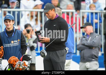 Orlando, États-Unis. 15 décembre 2023. ORLANDO, FL - Tiger Woods prépare son livre de scores avant de partir sur le premier trou lors de la ronde pro-am du championnat PNC au Ritz-Carlton Golf Club à Orlando. (Photo de Rick Munroe/Sipa USA) crédit : SIPA USA/Alamy Live News Banque D'Images