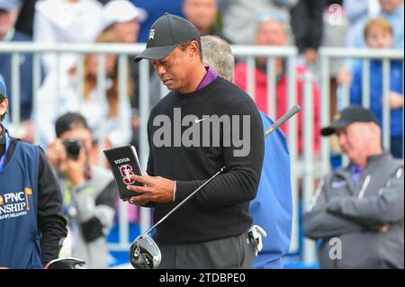 Orlando, États-Unis. 15 décembre 2023. ORLANDO, FL - Tiger Woods prépare son livre de scores avant de partir sur le premier trou lors de la ronde pro-am du championnat PNC au Ritz-Carlton Golf Club à Orlando. (Photo de Rick Munroe/Sipa USA) crédit : SIPA USA/Alamy Live News Banque D'Images