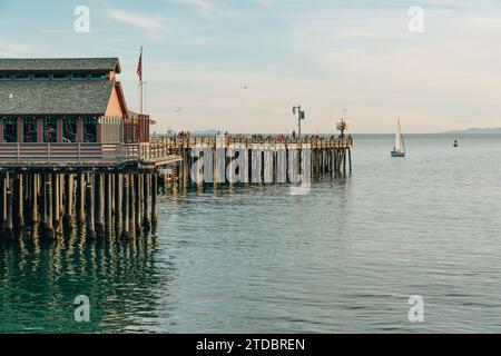 Santa Barbara, Californie, États-Unis - 10 décembre 2023. Stearns Wharf, une jetée dans le port de Santa Barbara. Les visiteurs peuvent se promener sur le quai et profiter Banque D'Images