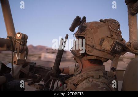 Un béret vert de l'armée américaine affecté au 7th Special Forces Group monte dans un véhicule à moteur pendant le cours d'instructeur d'armes (WIC) de l'Armée de l'Air (AFSPECWAR) au Nevada Test and Training Range, Nevada, le 4 octobre 2023. WIC a lieu deux fois par an où les spécialistes TACP de AFSPECWAR postulent pour devenir des instructeurs de niveau expert. (Photo de l'US Air Force par Airman 1st Class Timothy Perish) Banque D'Images