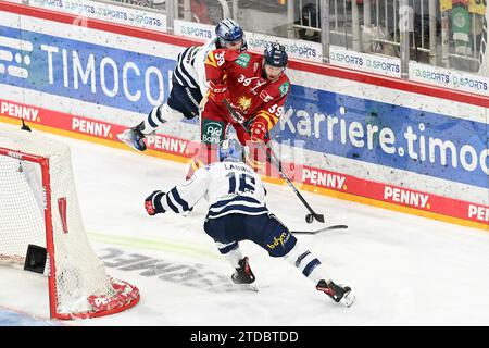 Eishockey DEL - Düsseldorfer EG vs Iserlohn Roosters am 17.11.2023 im PSD Bank Dome in Düsseldorf Iserlohns Mitch Eliot (Nr.24) und Iserlohns Hubert Labrie (Nr.16) gegen Düsseldorfs Victor Svensson (Nr.39) Foto : osnapix Banque D'Images