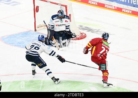 Eishockey DEL - Düsseldorfer EG vs Iserlohn Roosters am 17.11.2023 im PSD Bank Dome in Düsseldorf Save von Iserlohns Torhüter Kevin Reich (Nr.35) gegen Düsseldorfs Kohen Olischefski (Nr.71) Foto : osnapix Banque D'Images