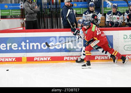 Eishockey DEL - Düsseldorfer EG vs Iserlohn Roosters am 17.11.2023 im PSD Bank Dome in Düsseldorf Iserlohns Tyler Boland (Nr.10) gegen Düsseldorfs Moritz Wirth (Nr.55) Foto : osnapix Banque D'Images