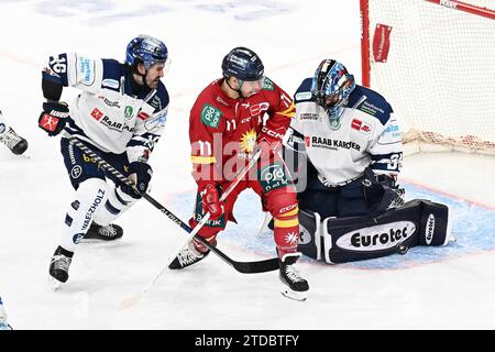 Eishockey DEL - Düsseldorfer EG vs Iserlohn Roosters am 17.11.2023 im PSD Bank Dome in Düsseldorf Save von Iserlohns Torhüter Kevin Reich (Nr.35) vor Düsseldorfs Kevin Clark (Nr.11) Foto : osnapix Banque D'Images