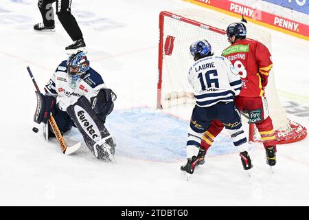 Eishockey DEL - Düsseldorfer EG vs Iserlohn Roosters am 17.11.2023 im PSD Bank Dome in Düsseldorf Save von Iserlohns Torhüter Kevin Reich (Nr.35), hinter ihm Iserlohns Hubert Labrie (Nr.16) und Düsseldorfs Kenny Agostino (Nr.18) Foto : osnapix Banque D'Images