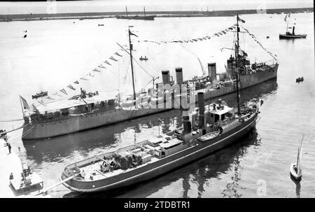 05/17/1919. Dans le port de Barcelone. Le torpilleur français 'travailleur', bandoulière le jour de l'anniversaire de HM le Roi. Ce navire et le remorqueur qui peut être vu à côté de lui sont allés à Barcelone pour récupérer les navires allemands. Crédit : Album / Archivo ABC / Josep Brangulí Banque D'Images