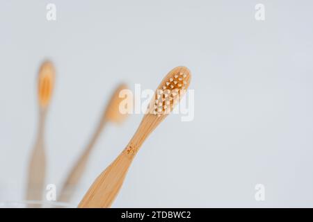 Brosse à dents.nettoyage des dents.brosse à dents à la main dans la salle de bain. Brosse à dents d'une tasse en verre transparent sur l'évier dans une salle de bains lumineuse.hygiène humaine Banque D'Images