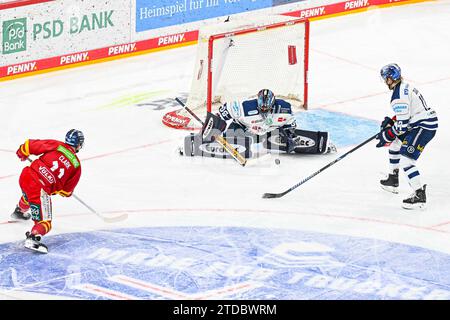 Eishockey DEL - Düsseldorfer EG vs Iserlohn Roosters am 17.11.2023 im PSD Bank Dome in Düsseldorf Save von Iserlohns Torhüter Kevin Reich (Nr.35) gegen Düsseldorfs Kevin Clark (Nr.11) Foto : osnapix Banque D'Images