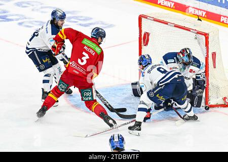 Eishockey DEL - Düsseldorfer EG vs Iserlohn Roosters am 17.11.2023 im PSD Bank Dome in Düsseldorf Save von Iserlohns Torhüter Kevin Reich (Nr.35) gegen Düsseldorfs Alec McCrea (Nr.3) Foto : osnapix Banque D'Images