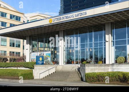 Bellevue, WA, États-Unis - 12 février 2023 ; entrée du bâtiment Luther Burbank Savings à Bellevue Banque D'Images