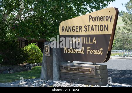 Pomeroy, WA, USA - 22 mai 2023 ; panneau Pomeroy Ranger Station à Umatilla National Forest Banque D'Images