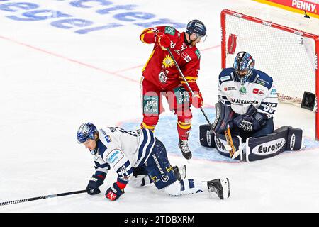 Eishockey DEL - Düsseldorfer EG vs Iserlohn Roosters am 17.11.2023 im PSD Bank Dome in Düsseldorf Save von Iserlohns Torhüter Kevin Reich (Nr.35) vor Düsseldorfs Victor Svensson (Nr.39) Foto : osnapix Banque D'Images