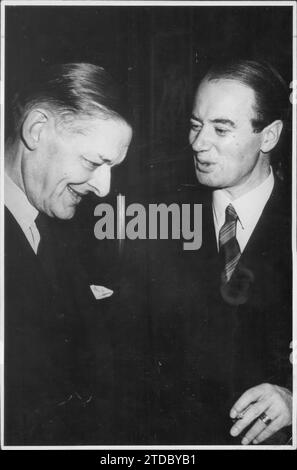 11/30/1948. TS Eliot, Anglais, Prix Nobel de littérature, et le Professeur Tisselius, Suédois, Chimie, au Grand Hôtel de Stockholm avant la cérémonie de remise des prix. Crédit : Album / Archivo ABC Banque D'Images