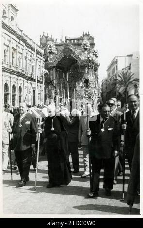 Présidence de la confrérie Rocío de Séville lors d'une sortie de pèlerinage au Village. Vers 1956, date à laquelle José María Domenech Romero est le frère aîné, qui sera plus tard nommé frère aîné Perpetuo. La charrette Simpecado, avec des crêpes de deuil sur ses mâts avant, porte en procession la Vierge de la rosée qui est vénérée au Salvador passe par la Plaza de San Francisco, appelée Plaza de la Falange Española à cette époque. L'image de la Vierge serait déposée, comme il était d'usage, dans l'église paroissiale de San Juan de Aznalfarache. Une semaine plus tard, à son retour du Camino, Banque D'Images