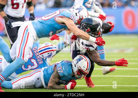 Nashville, États-Unis. 17 décembre 2023. Le linebacker des Tennessee Titans Jack Gibbens (50) s'attaque au running back des Texans de Houston Devin Singletary (26). Les Texans de Houston gagnent 19-16 en OT contre les Titans du Tennessee au Nissan Stadium de Nashville, Tennessee, le 17 décembre 2023. (Photo de Kindell Buchanan/Sipa USA) crédit : SIPA USA/Alamy Live News Banque D'Images