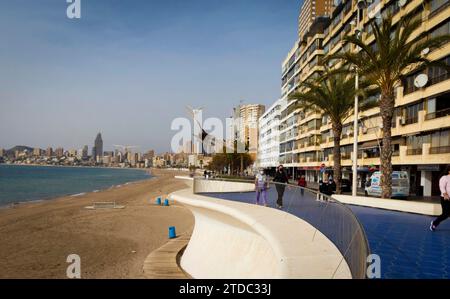 Alicante le 5 février 2021. Benidorm sans tourisme. Hôtels, terrasses et cafés fermés. Plage de Poniente à Benidorm photo Juan Carlos Soler archdc. Crédit : Album / Archivo ABC / Juan Carlos Soler Banque D'Images