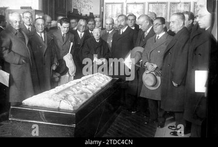 02/17/1933. Madrid. Musée archéologique national. Le ministre de l'instruction publique, M. de los Ríos (I) et le directeur général des Beaux-Arts, M. Orueta (2) ont assisté hier au Musée archéologique national à la remise finale de la «Laude» ou couverture de marbre du tombeau d'Alphonse, fils du comte Pedro Ansúrez, de Sahagún, don à l'Espagne par le Fogg Art Museum de l'Université Harvard Cambridge, Massachusetts (États-Unis). L’illustre directeur du Musée, M. Francisco Álvarez Ossorio, était présent à l’événement. Crédit : Album / Archivo ABC / José Zegri Banque D'Images