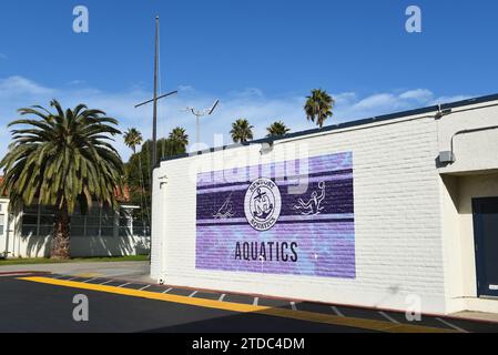 NEWPORT BEACH, CALIFORNIE - 17 décembre 2023 : The Aquatics Center sur le campus de Newport Harbor High School. Banque D'Images