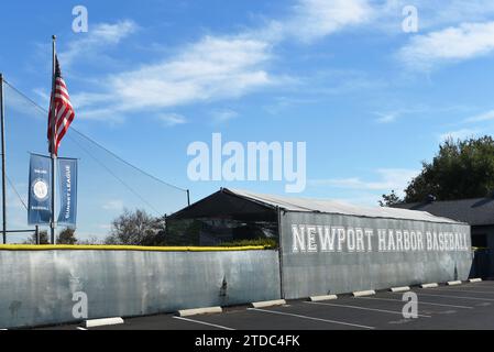 NEWPORT BEACH, CALIFORNIE - 17 décembre 2023 : base-ball sur le campus de Newport Harbor High School. Banque D'Images