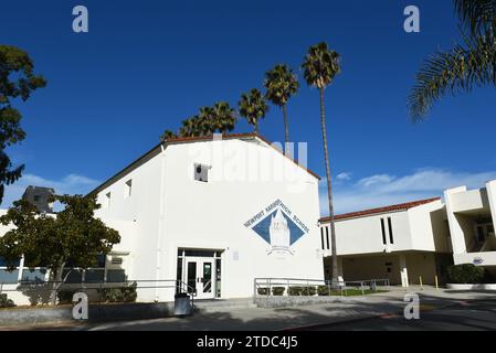 NEWPORT BEACH, CALIFORNIE - 17 décembre 2023 : Dodge Hall sur le campus de Newport Harbor High School. Banque D'Images