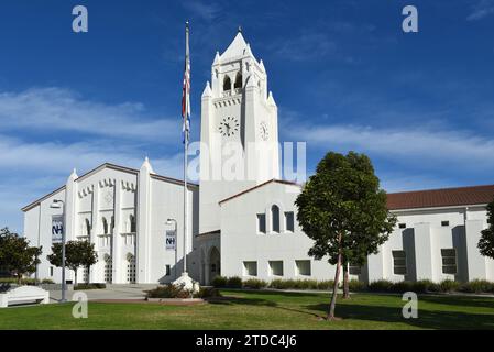 NEWPORT BEACH, CALIFORNIE - 17 décembre 2023 : Newport Harbor High School avec la Tour de l'horloge et le Robbins-Loats Performing Arts Building. Banque D'Images