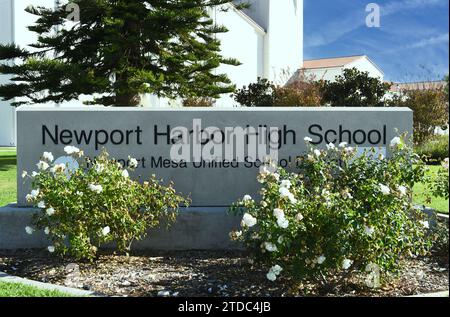 NEWPORT BEACH, CALIFORNIE - 17 décembre 2023 : gros plan du panneau sur le campus de Newport Harbor High School. Banque D'Images