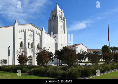 NEWPORT BEACH, CALIFORNIE - 17 décembre 2023 : le Robbins-Loats Performing Arts Building et Clock Tower sur le campus de Newport Harbor High School. Banque D'Images