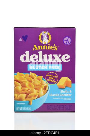 IRVINE, CALIFORNIE - 13 décembre 2023 : une boîte d'Annies Deluxe sans gluten Shells et Classic Cheddar. Banque D'Images