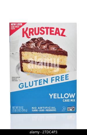 IRVINE, CALIFORNIE - 13 décembre 2023 : une boîte de Krusteaz sans gluten Yellow Cake Mix. Banque D'Images