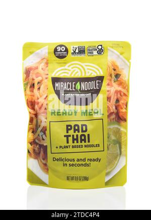 IRVINE, CALIFORNIE - 13 décembre 2023 : un paquet de Miracle Noodle Pad Thai, fait avec des nouilles à base de plantes. Banque D'Images