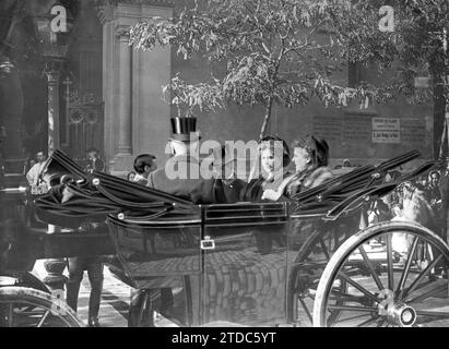 11/06/1911. HM la Reine visitant les temples. Mme Victoria Eugenia accompagnée de la duchesse de San Carlos et du colonel Elorriaga à son arrivée à l'église de bon succès visitée hier par le souverain. Crédit : Album / Archivo ABC / Francisco Goñi Banque D'Images