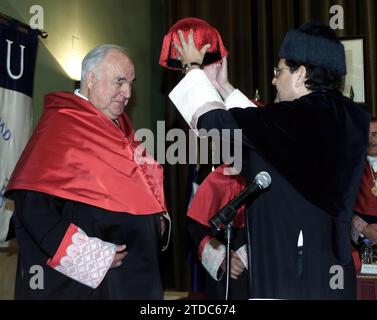 Madrid 05-21-2002 cérémonie académique d'investiture en tant que docteur Honoris Causa par l'Université San Pablo Ceu de l'ancien chancelier allemand Helmut Kohl photo Jaime García. Crédit : Album / Archivo ABC / Jaime García Banque D'Images