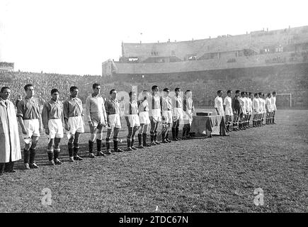 Madrid, 12/14/1947. Inauguration du stade Chamartín, d’une capacité de 70 000 personnes. Ce match inaugural a été joué entre le Real Madrid et Belenenses du Portugal, se terminant avec le résultat de 3 buts à 1, avec une victoire locale. Dans l'image, les deux alignements avant le début du match. Crédit : Album / Archivo ABC / Manuel Sanz Bermejo Banque D'Images