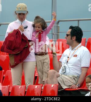 07/11/2004, Santander photos du Championnat International de saut de Santander sur la photo l'Infante Elena avec sa famille photos Juan Manuel Serrano Arce. Crédit : Album / Archivo ABC / Juan Manuel Serrano Arce Banque D'Images