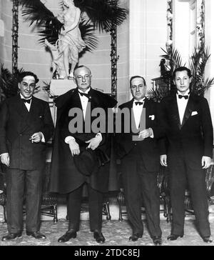 11/26/1929. Les frères Machado, Manuel et Antonio, avec le cousin de Don Miguel Rivera et son fils Jose Antonio, dans un hommage aux frères Machado à l'hôtel Ritz à l'occasion de la centaine de représentations de Lola se va A los Puertos. Crédit : Album / Archivo ABC Banque D'Images