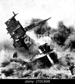 12/06/1941. La marine impériale japonaise attaqua, sans déclaration de guerre préalable, le port de Pearl Harbor. 13 navires et 188 avions détruits et 2 403 militaires et 63 civils morts c'est le reste de l'attaque qui marque l'entrée des États-Unis dans la guerre et le début des hostilités dans le Pacifique. Dans l'image, destruction du cuirassé Arizona. Crédit : Album / Archivo ABC Banque D'Images