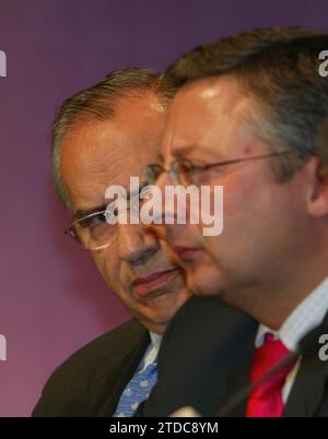 10/01/2002. Madrid, 2-10-02 -Alfonso Guerra et José Blanco. - Photo Ernesto Agudo. Crédit : Album / Archivo ABC / Ernesto Agudo Banque D'Images