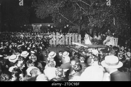 Grenade, 11/05/1960. Apparition de la Plaza de los Aljibes de la Alhambra lors de la célébration du concours cante jondo. Crédit : Album / Archivo ABC / TORRES MOLINA Banque D'Images