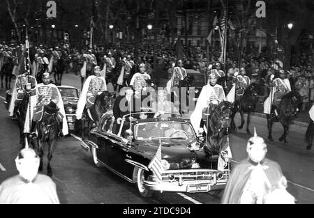 adrid, 12/21/1959. La visite du président nord-américain Dwight D. Eisenhower en Espagne a été la première d'un président des États-Unis. Dans l'image, la voiture ouverte dans laquelle Eisenhower et Franco ont voyagé à travers les rues de Madrid. Crédit : Album / Archivo ABC / Manuel Sanz Bermejo Banque D'Images