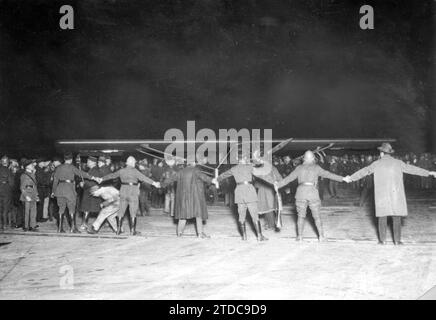 Paris, 5/21/1927. L'Esprit de Saint Louis à son arrivée à l'aérodrome du Bourget, où il a été reçu par des milliers de Parisiens. La première traversée aérienne solo et non-stop de l'Atlantique s'est terminée joyeusement. La légende du grand héros américain, Charles Lindbergh, a commencé. Crédit : Album / Archivo ABC Banque D'Images