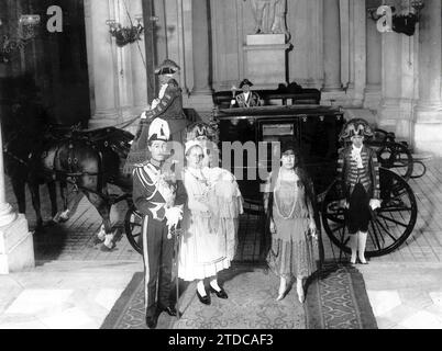 Madrid, 04/17/1926. Le duc d'Albe quitte le palais royal après le baptême de sa fille, Maria Rosario Cayetana Fitz James Stuart y de Silva. Crédit : Album / Archivo ABC Banque D'Images