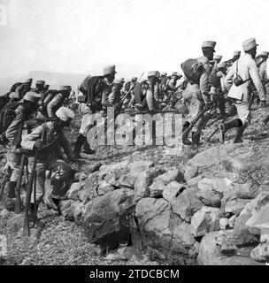 Melilla, septembre 1909. Guerre marocaine, campagne de Melilla. Soldats des régiments Savoy et Wad-Ras escaladant les sommets de Nador. Crédit : Album / Archivo ABC Banque D'Images