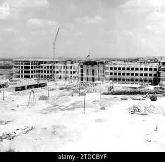 12/31/1955. Image d'une grande esplanade, qui s'étend devant le bâtiment en construction de la Faculté de droit, le monument à Don José Calvo Sotelo s'élèvera, entouré de jardins. Ceci a été accepté par le Conseil national d'hommage au protomartyr. Crédit : Album / Archivo ABC / Manuel Sanz Bermejo Banque D'Images